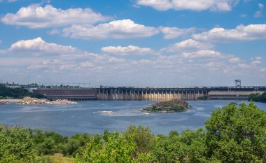 Zaporozhye, Ukrayna 07.20.2020. Güneşli bir yaz gününde Zaporozhye, Ukrayna 'daki Khorytsya adasından Dinyeper hidroelektrik santralinin panoramik manzarası