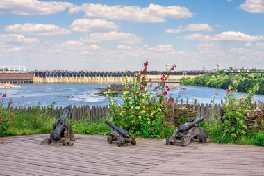 Zaporozhye, Ukrayna 07.20.2020. Ukrayna 'nın Zaporozhye şehrinde güneşli bir yaz gününde Ulusal Rezerv Khorytsia' nın açık hava müzesi