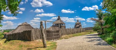 Zaporozhye, Ukrayna 07.20.2020. Dış duvarlar, ahşap çitler ve Ukrayna 'nın Zaporozhye kentindeki Ulusal Rezerv Khorytsia' nın gözetleme kuleleri güneşli bir yaz gününde