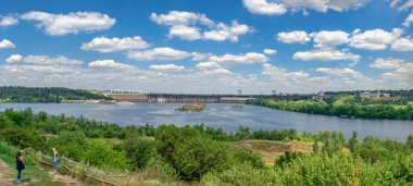 Zaporozhye, Ukrayna 07.20.2020. Güneşli bir yaz gününde Zaporozhye, Ukrayna 'daki Khorytsya adasından Dinyeper hidroelektrik santralinin panoramik manzarası