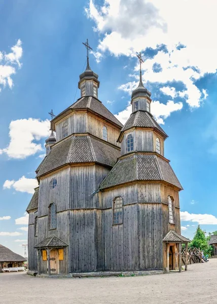 Zaporozhye, Ukrayna 07.20.2020. Ukrayna, Zaporozhye 'deki Ulusal Rezerv Khorytsia' daki ahşap kilise güneşli bir yaz gününde