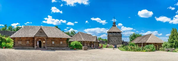 Zaporozhye, Ukrayna 07.20.2020. Ukrayna 'nın Zaporozhye şehrinde güneşli bir yaz gününde Ulusal Rezerv Khorytsia' nın açık hava müzesi