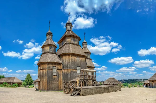 Zaporozhye, Ukrayna 07.20.2020. Ukrayna, Zaporozhye 'deki Ulusal Rezerv Khorytsia' daki ahşap kilise güneşli bir yaz gününde