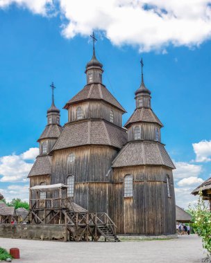 Zaporozhye, Ukrayna 07.20.2020. Ukrayna, Zaporozhye 'deki Ulusal Rezerv Khorytsia' daki ahşap kilise güneşli bir yaz gününde