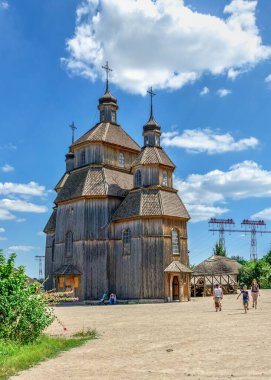 Zaporozhye, Ukrayna 07.20.2020. Ukrayna, Zaporozhye 'deki Ulusal Rezerv Khorytsia' daki ahşap kilise güneşli bir yaz gününde