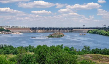 Zaporozhye, Ukrayna 07.20.2020. Güneşli bir yaz gününde Zaporozhye, Ukrayna 'daki Khorytsya adasından Dinyeper hidroelektrik santralinin panoramik manzarası