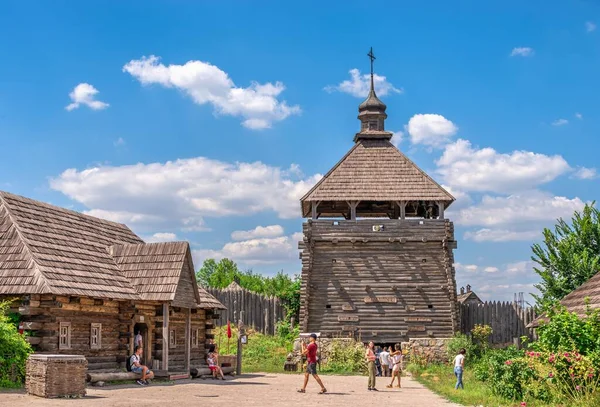 Zaporozhye, Ukrayna 07.20.2020. Ukrayna 'nın Zaporozhye şehrinde güneşli bir yaz gününde Ulusal Rezerv Khorytsia' nın açık hava müzesi