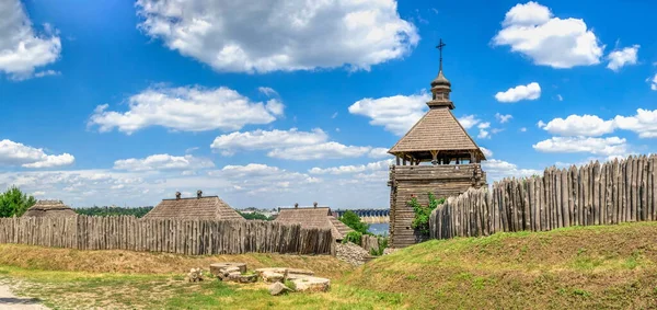 Zaporozhye, Ukrayna 07.20.2020. Dış duvarlar, ahşap çitler ve Ukrayna 'nın Zaporozhye kentindeki Ulusal Rezerv Khorytsia' nın gözetleme kuleleri güneşli bir yaz gününde