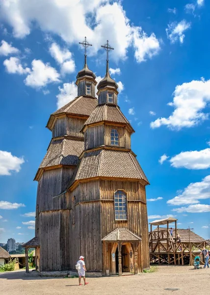 Zaporozhye, Ukrayna 07.20.2020. Ukrayna, Zaporozhye 'deki Ulusal Rezerv Khorytsia' daki ahşap kilise güneşli bir yaz gününde