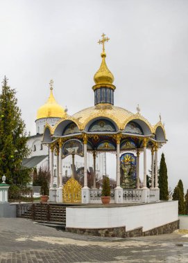 Pochaev, Ukrayna 01.04.2020. Kutsal Koğuş Pochaev Lavra, Ukrayna, Pochaiv 'de, kasvetli bir kış sabahı Ortodoks Noel' inden önce