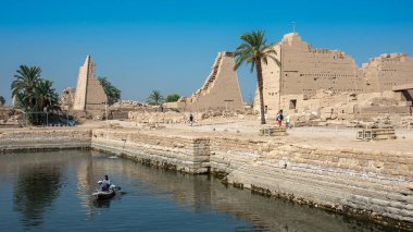 Luxor, Mısır - 27.07.2025. Mısır 'ın Luxor kentindeki Karnak Tapınağı' nın antik kalıntıları binlerce yıllık zengin tarihi ve mimari mucizeyi gözler önüne seriyor.