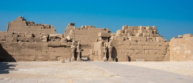 Luxor, Mısır - 27.07.2025. Mısır 'ın Luxor kentindeki Karnak Tapınağı' nın antik kalıntıları binlerce yıllık zengin tarihi ve mimari mucizeyi gözler önüne seriyor.