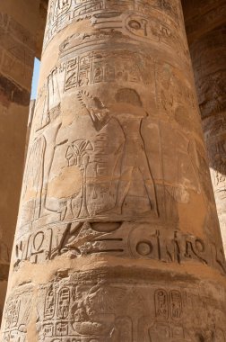 Luxor, Mısır - 27.07.2025. Mısır 'ın Luxor kentindeki Karnak Tapınağı' nın antik kalıntıları binlerce yıllık zengin tarihi ve mimari mucizeyi gözler önüne seriyor.