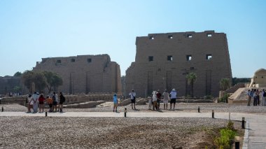 Luxor, Mısır - 27.07.2025. Mısır 'ın Luxor kentindeki Karnak Tapınağı' nın antik kalıntıları binlerce yıllık zengin tarihi ve mimari mucizeyi gözler önüne seriyor.