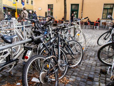 Regensburg, Almanya - 4 Mart 2017: iki tekerlekli bir otoparkta kullanılan bisikletler.
