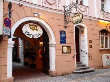 Regensburg, Almanya - 04 Mart 2017: Tipik bir Bavyera biergarten 'inin giriş kapısı