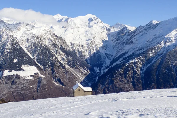 スイス ブレニオ レポンタイン アルプスのスキー場の山のパノラマ — ストック写真