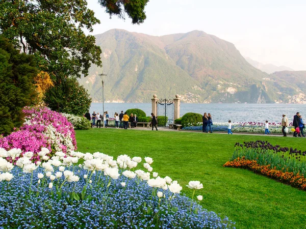Lugano Szwajcaria Zatoka Lugano Zachodzie Słońca Wieloma Turystami Wielkanoc — Zdjęcie stockowe