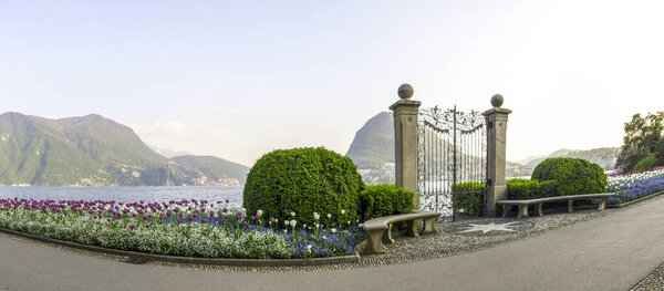 Лугано, Швейцария: Залив Лугано на закате со многими туристами на Пасху.