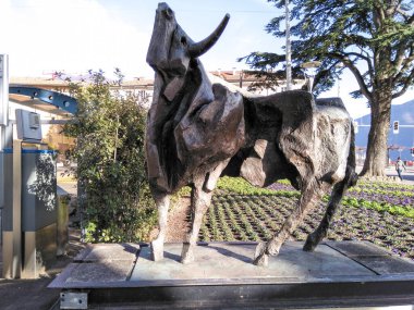 Lugano, İsviçre - 22 Ocak 2018: Şehir sokakları ve tarihi binalar