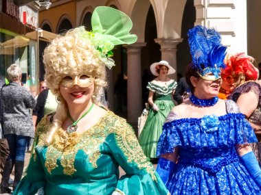 Lugano, İsviçre - 29 Nisan 2017: Venedik maskeleri Lugano 'da danslarla sergilendi.