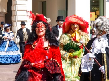 Lugano, İsviçre - 29 Nisan 2017: Venedik maskeleri Lugano 'da danslarla sergilendi.