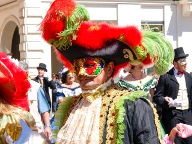 Lugano, İsviçre - 29 Nisan 2017: Venedik maskeleri Lugano 'da danslarla sergilendi.