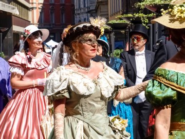 Lugano, İsviçre - 29 Nisan 2017: Venedik maskeleri Lugano 'da danslarla sergilendi.