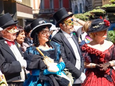 Lugano, İsviçre - 29 Nisan 2017: Venedik maskeleri Lugano 'da danslarla sergilendi.