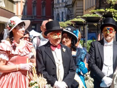 Lugano, İsviçre - 29 Nisan 2017: Venedik maskeleri Lugano 'da danslarla sergilendi.