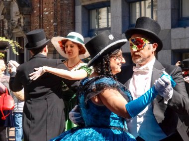 Lugano, İsviçre - 29 Nisan 2017: Venedik maskeleri Lugano 'da danslarla sergilendi.