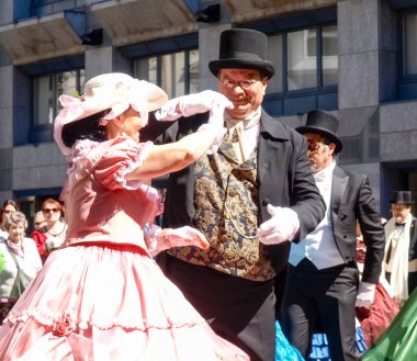 Lugano, İsviçre - 29 Nisan 2017: Venedik maskeleri Lugano 'da danslarla sergilendi.
