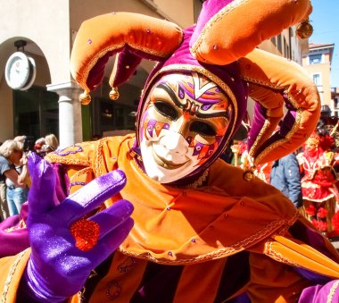 Lugano, İsviçre - 29 Nisan 2017: Venedik maskeleri Lugano 'da danslarla sergilendi.
