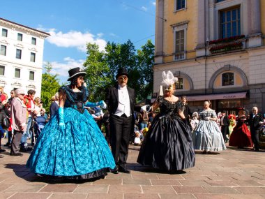 Lugano, İsviçre - 29 Nisan 2017: Venedik maskeleri Lugano 'da danslarla sergilendi.