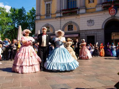 Lugano, İsviçre - 29 Nisan 2017: Venedik maskeleri Lugano 'da danslarla sergilendi.