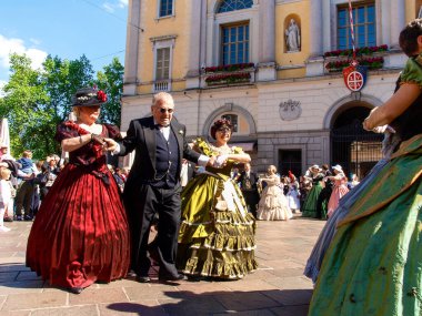 Lugano, İsviçre - 29 Nisan 2017: Venedik maskeleri Lugano 'da danslarla sergilendi.