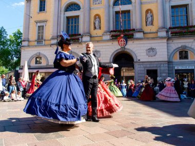 Lugano, İsviçre - 29 Nisan 2017: Venedik maskeleri Lugano 'da danslarla sergilendi.