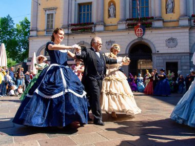 Lugano, İsviçre - 29 Nisan 2017: Venedik maskeleri Lugano 'da danslarla sergilendi.