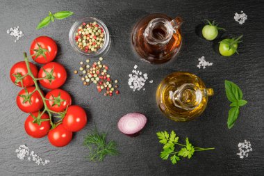 Kaba tuz tanecikli bir dal kiraz domatesleri, bir yağ ve sirke renkli biber, kırmızı soğan, dereotu, maydanoz ve fesleğen..