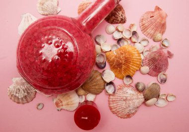 Kırmızı aromatik banyo tuzu deniz kabuklarında yatar.