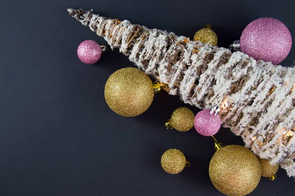 Árvore Natal Decorativa Com Brinquedos Coloridos Fundo Preto — Fotografia de Stock