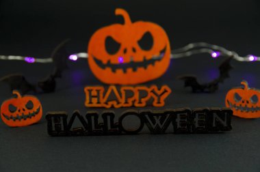 Komik balkabağı ve siyah arka planda yarasa. Cadılar bayramı partisi.