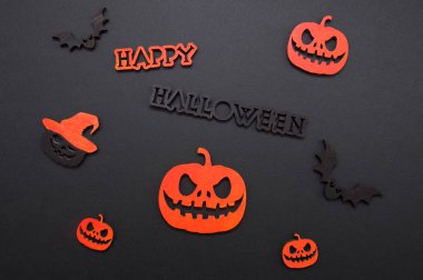 Komik balkabağı ve siyah arka planda yarasa. Cadılar bayramı partisi.