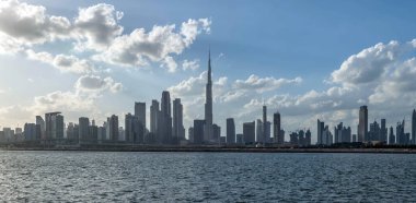 Burj Halife 'nin rıhtım manzarası, Dünya' nın en yüksek kulesi. Dubai Creek Limanı, Şehir Merkezi, Dubai, BAE 'deki İkamet ve İş Gökdelenleri' nden bir manzara