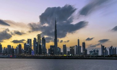 Burj Halife 'nin rıhtım manzarası, Dünya' nın en yüksek kulesi. Dubai Creek Limanı, Şehir Merkezi, Dubai, BAE 'deki İkamet ve İş Gökdelenleri' nden bir manzara