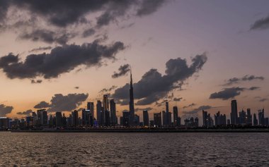 Burj Halife 'nin rıhtım manzarası, Dünya' nın en yüksek kulesi. Dubai Creek Limanı, Şehir Merkezi, Dubai, BAE 'deki İkamet ve İş Gökdelenleri' nden bir manzara