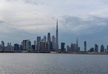 Burj Halife 'nin rıhtım manzarası, Dünya' nın en yüksek kulesi. Dubai Creek Limanı, Şehir Merkezi, Dubai, BAE 'deki İkamet ve İş Gökdelenleri' nden bir manzara