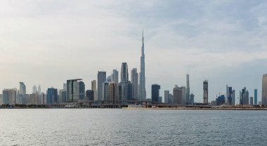 Burj Halife 'nin rıhtım manzarası, Dünya' nın en yüksek kulesi. Dubai Creek Limanı, Şehir Merkezi, Dubai, BAE 'deki İkamet ve İş Gökdelenleri' nden bir manzara