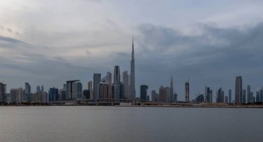 Burj Halife 'nin rıhtım manzarası, Dünya' nın en yüksek kulesi. Dubai Creek Limanı, Şehir Merkezi, Dubai, BAE 'deki İkamet ve İş Gökdelenleri' nden bir manzara