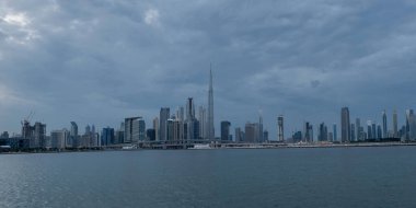 Burj Halife 'nin rıhtım manzarası, Dünya' nın en yüksek kulesi. Dubai Creek Limanı, Şehir Merkezi, Dubai, BAE 'deki İkamet ve İş Gökdelenleri' nden bir manzara